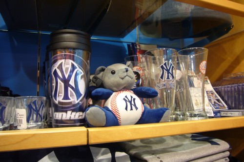 NY souvenirs solds at EWR