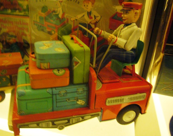 wind up luggage toy