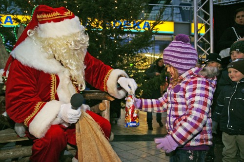 Santa visits Munich Airport Christmas Market