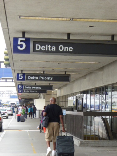 01_Delta ONE premium lounge customers have a searate entrance at LAX Terminal 5