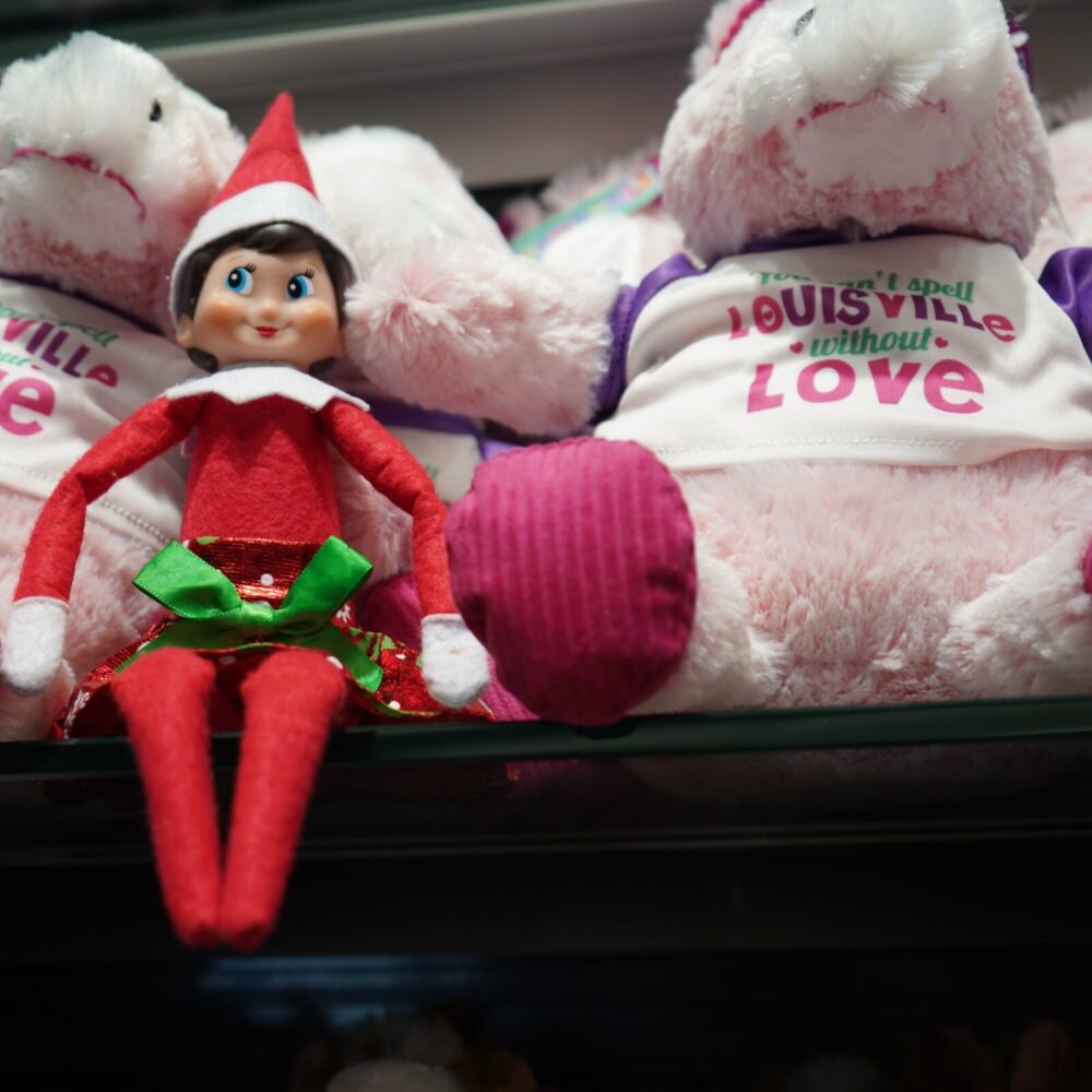 Elves at the Louisville Airport + Free Covid tests at SEA+ JetBlue’s first lounge